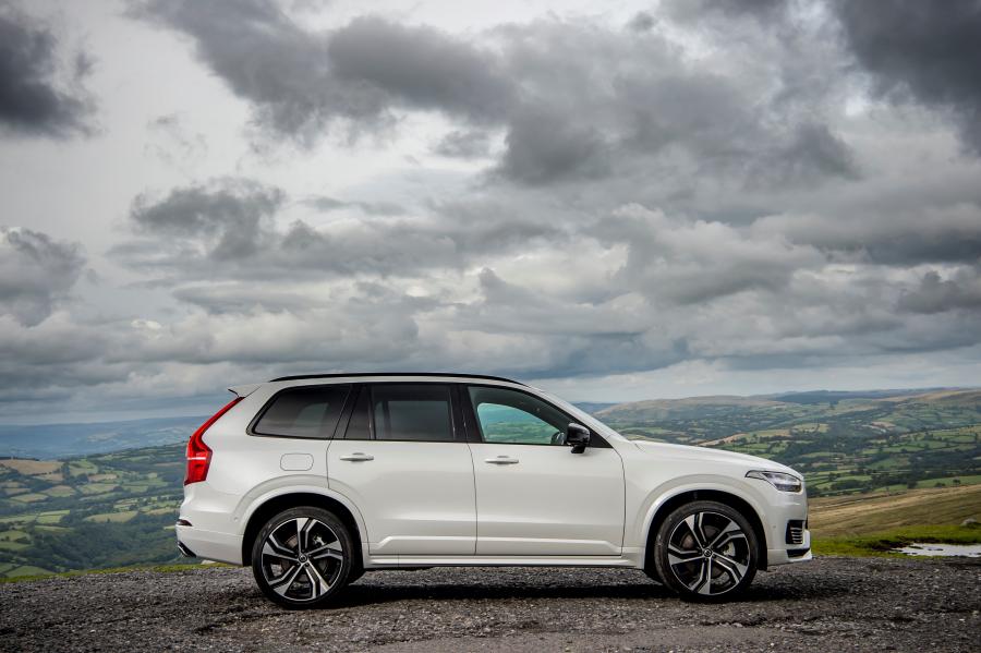  Volvo XC90 T8 Twin Engine R-Design 2019 года  (UK) (фото 19 из 40)